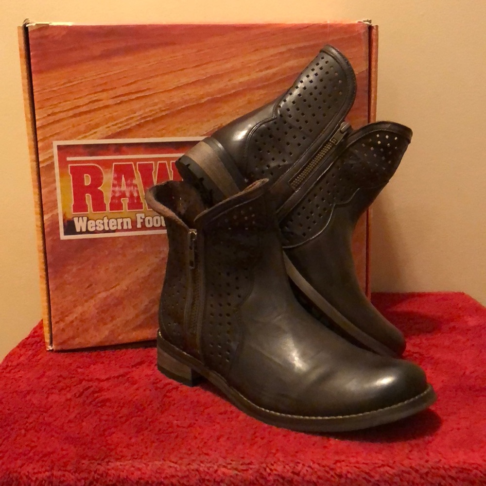 NWT Rawhide 5” Ventilated Zippered boot